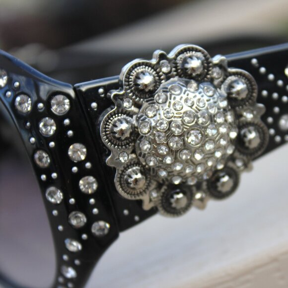 Montana West Sunglasses in Black w/Silver Swirl Flower  display picture 3